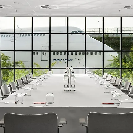 Corendon Amsterdam Schiphol Airport Ξενοδοχείο με διαμερίσματα 4*